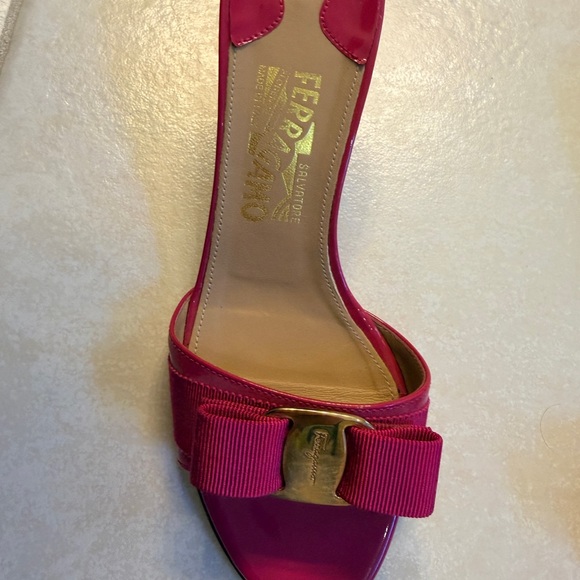 Salvatore Ferragamo Fuchsia Heels with Bow Accent - Picture 2 of 4